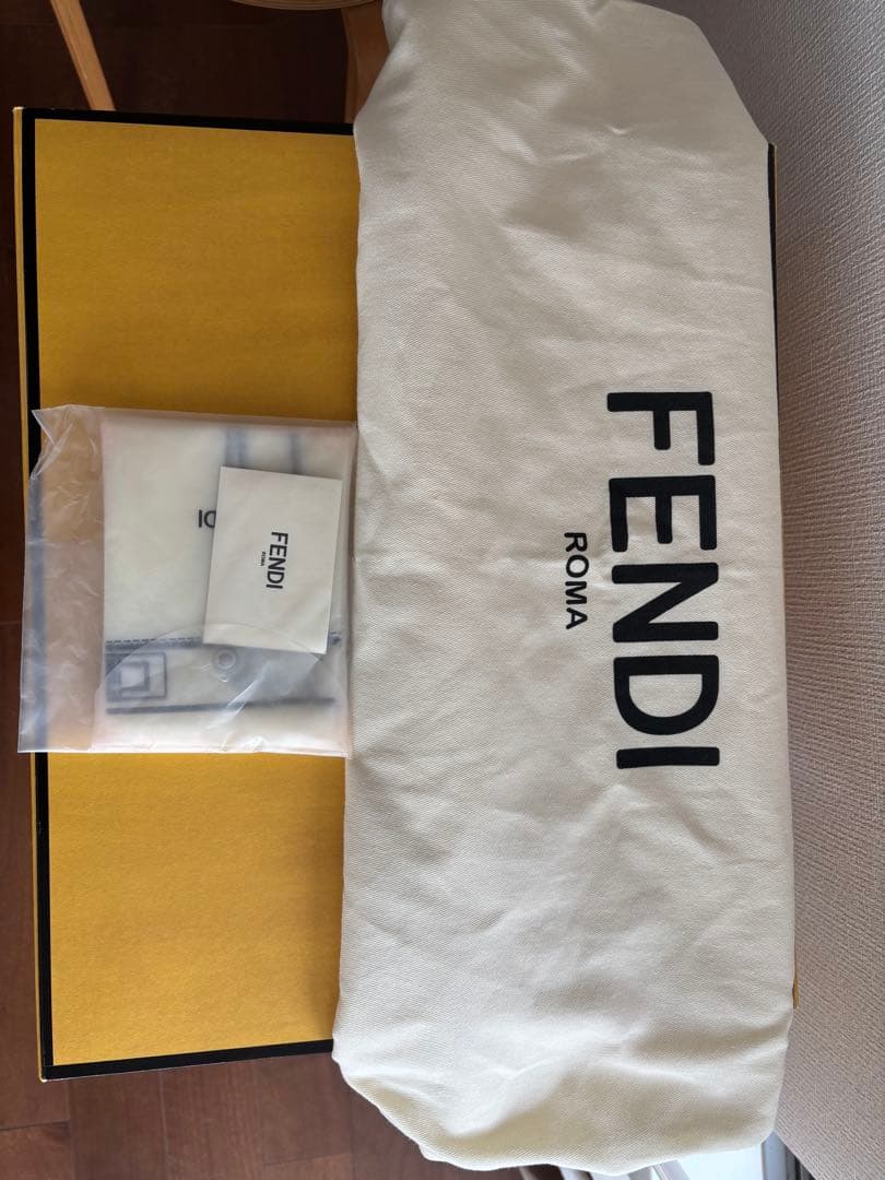 FENDI フェンディ ピーカブー アイシーユー ISeeU ミディアム