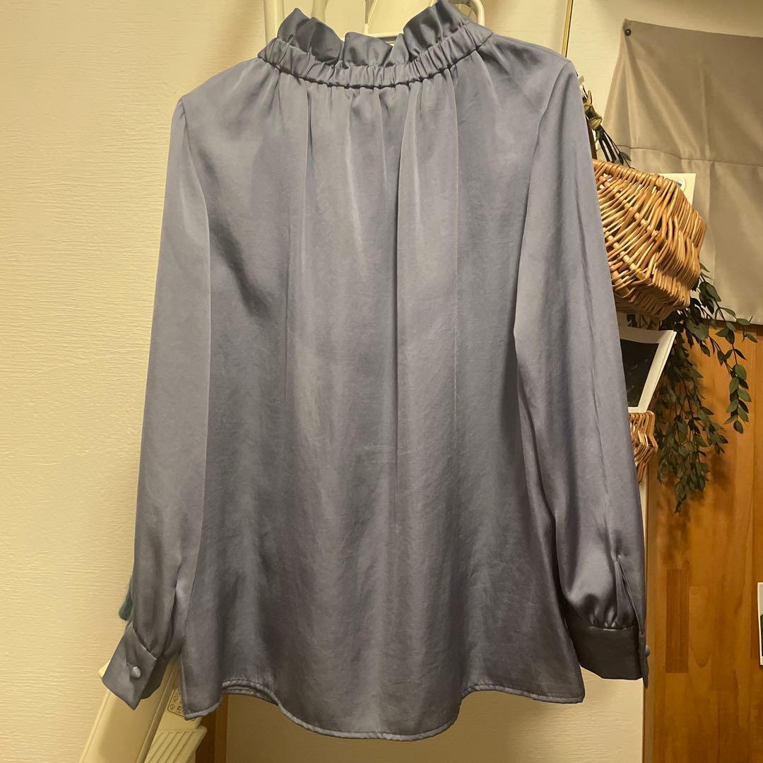 セレモニー・オフィスシーンにおすすめなアイテム　ギャザーフリルリボンブラウス