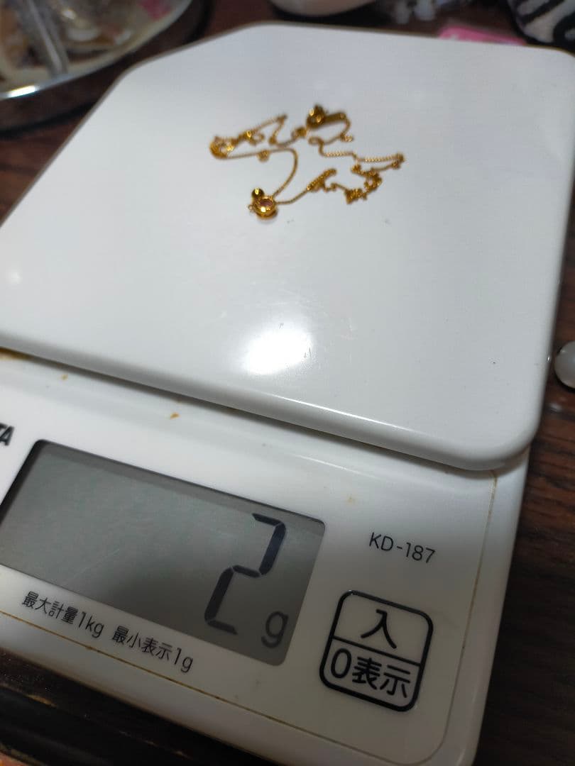 18金ネックレス ピンクの宝石付き