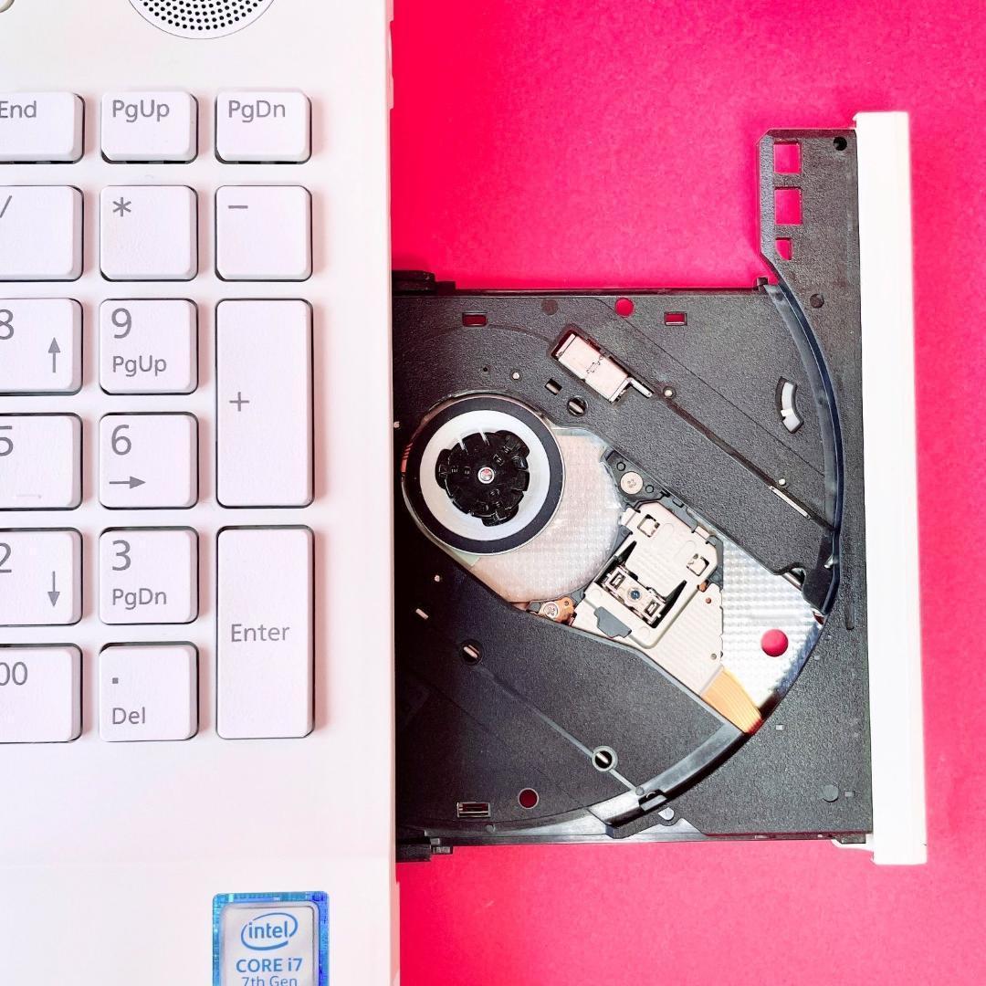 高性能Corei7✨️快適SSD薄型ノートパソコン✨️可愛いホワイト✨️カメラ付き