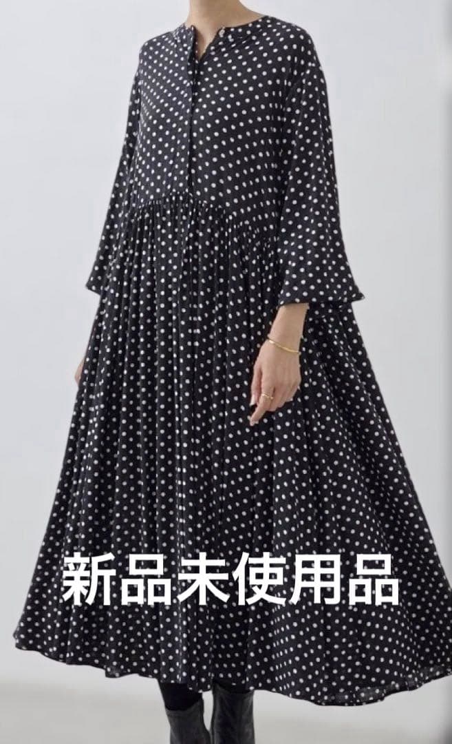 新品未使用 ビアズリー 水玉模様の長袖フレアワンピース