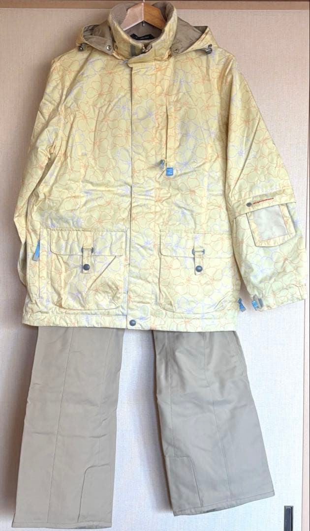 スキーウェア(女性用) フード付き淡い黄色