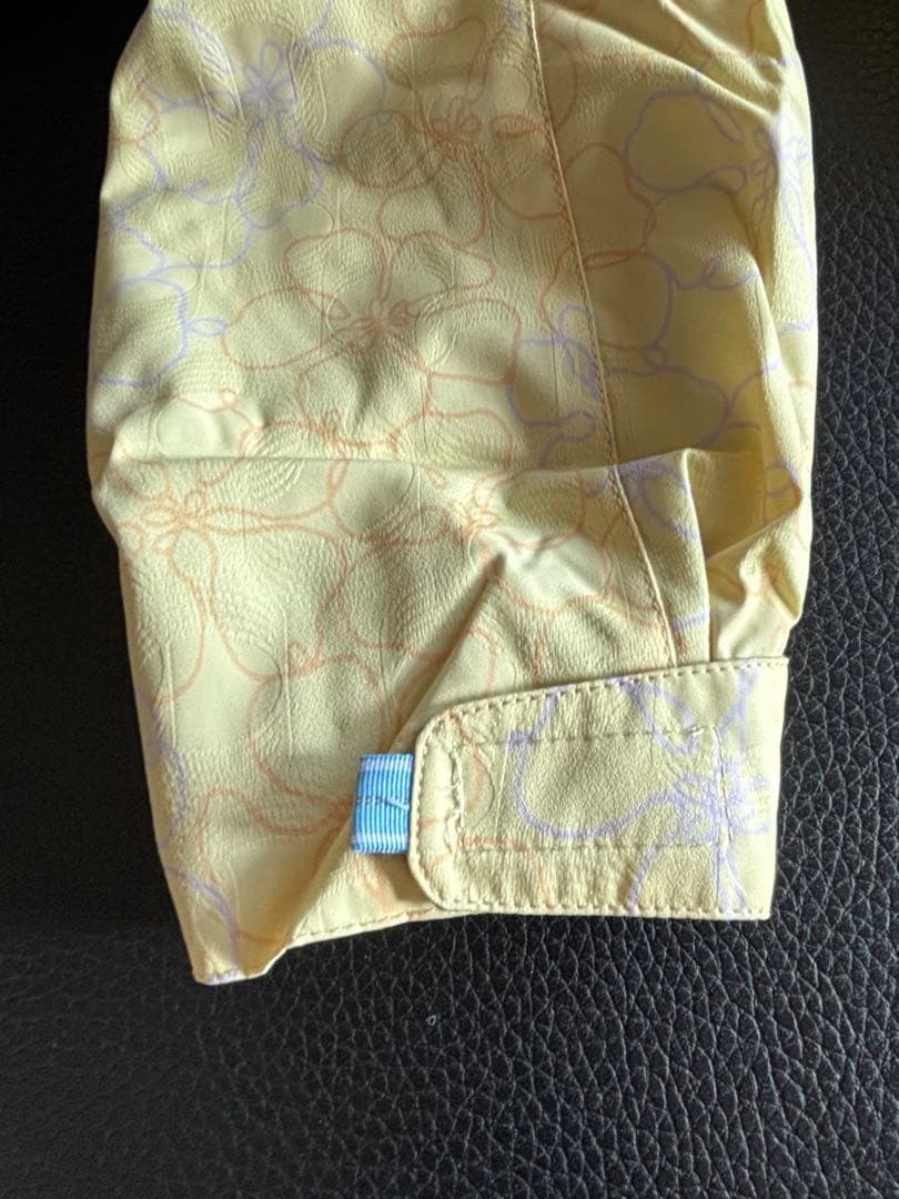 スキーウェア(女性用) フード付き淡い黄色