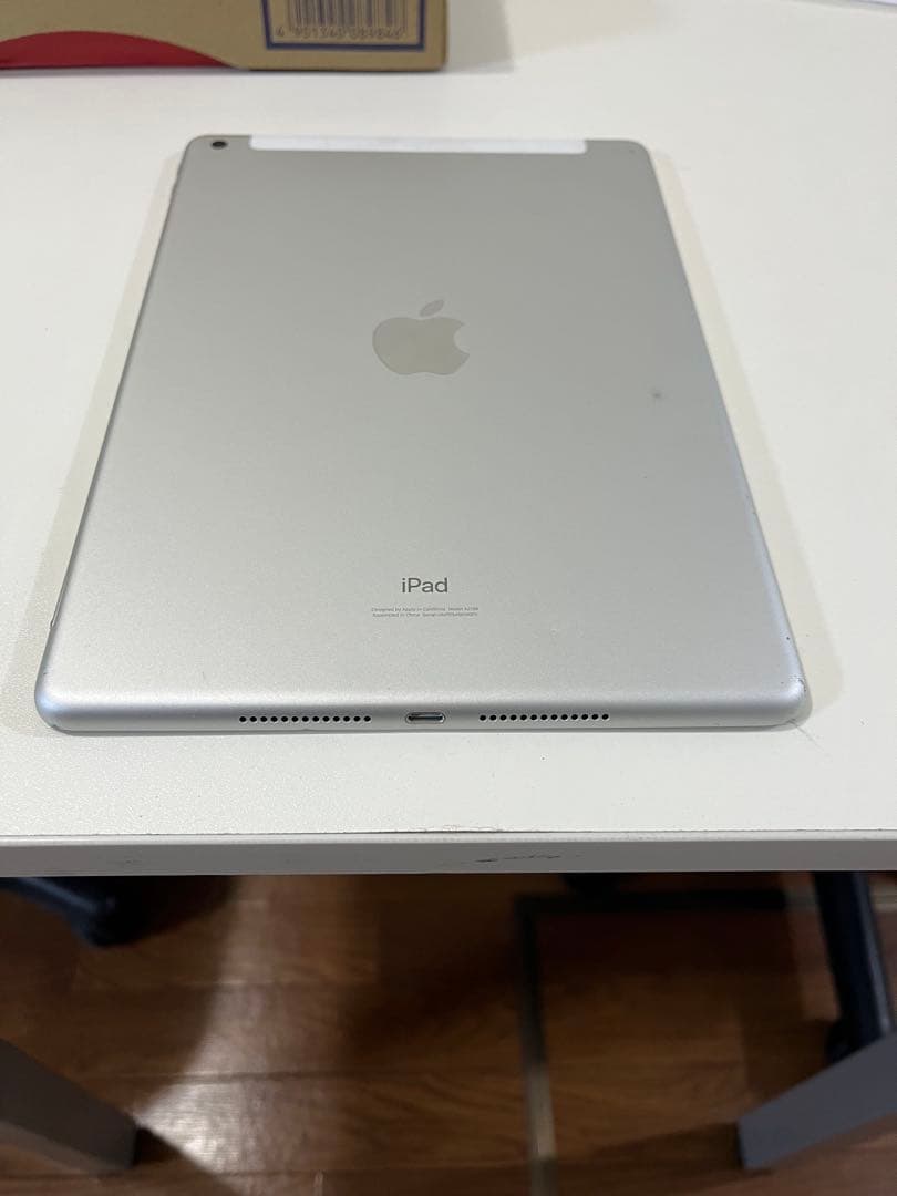 かーれん 　Apple iPad 本体 シルバー 第7世代