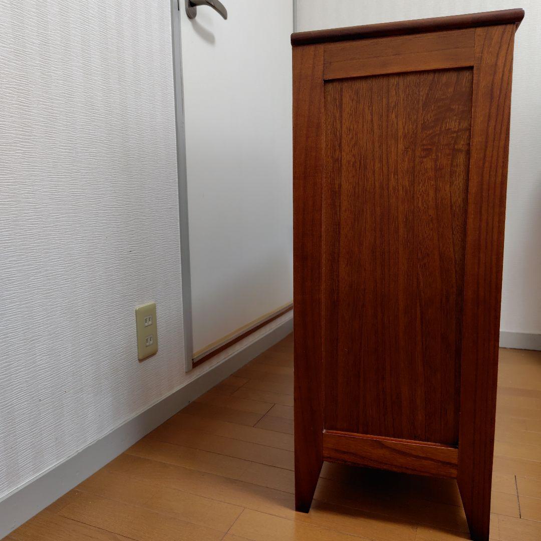 木製チェスト ガラスパネル付き