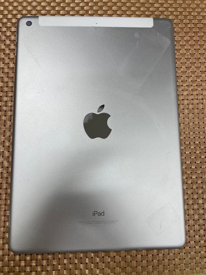 t*1様 iPad 第5世代 32 GB シルバーSIMフリー【1542】