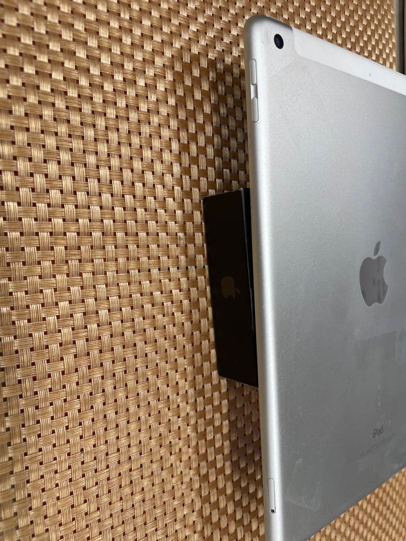 t*1様 iPad 第5世代 32 GB シルバーSIMフリー【1542】