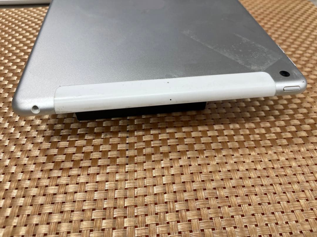 t*1様 iPad 第5世代 32 GB シルバーSIMフリー【1542】