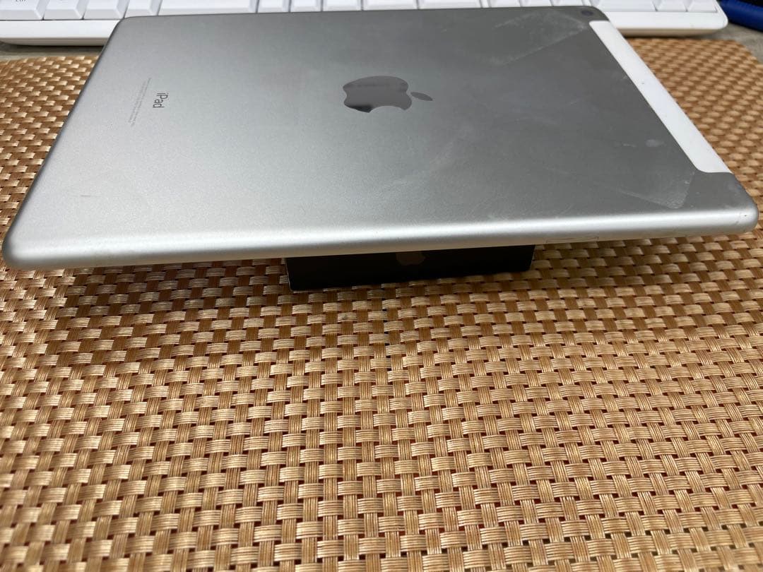 t*1様 iPad 第5世代 32 GB シルバーSIMフリー【1542】