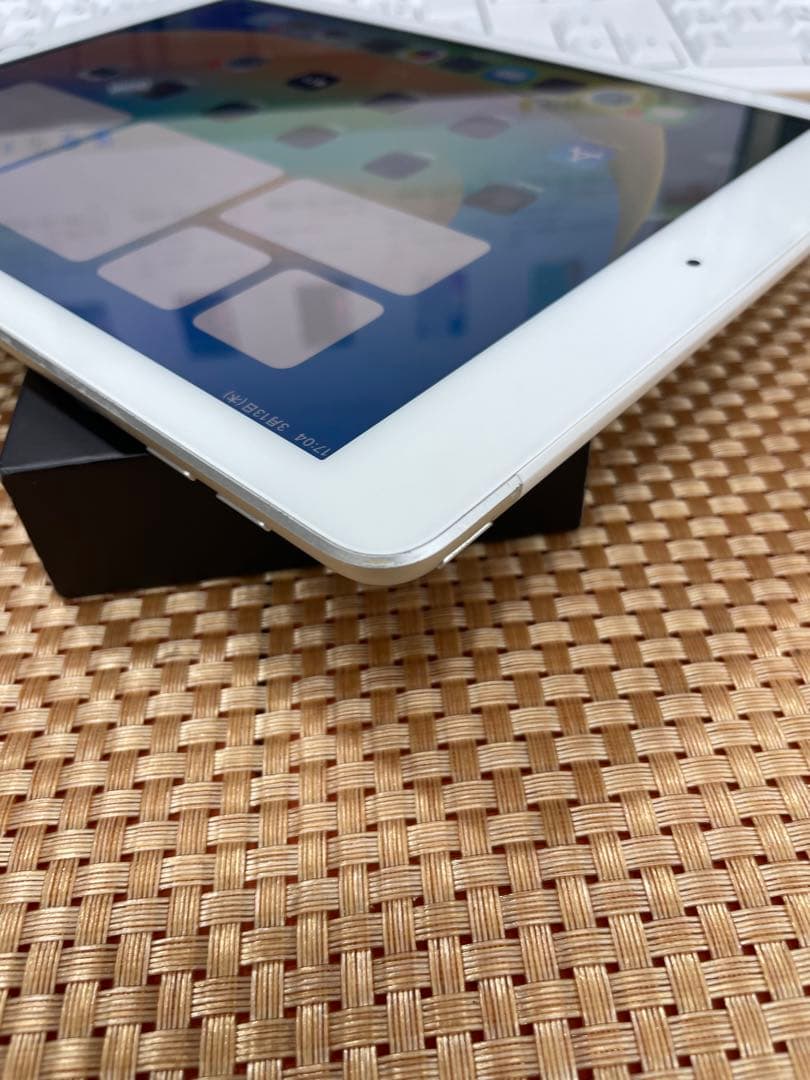 t*1様 iPad 第5世代 32 GB シルバーSIMフリー【1542】