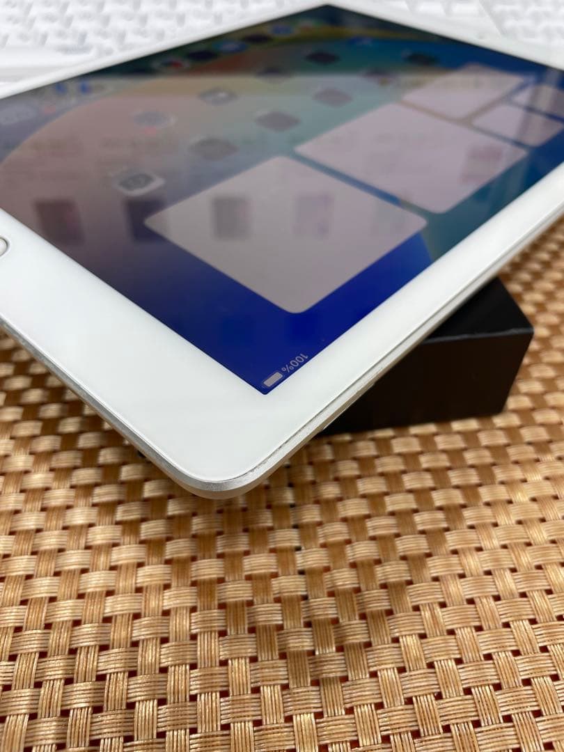 t*1様 iPad 第5世代 32 GB シルバーSIMフリー【1542】