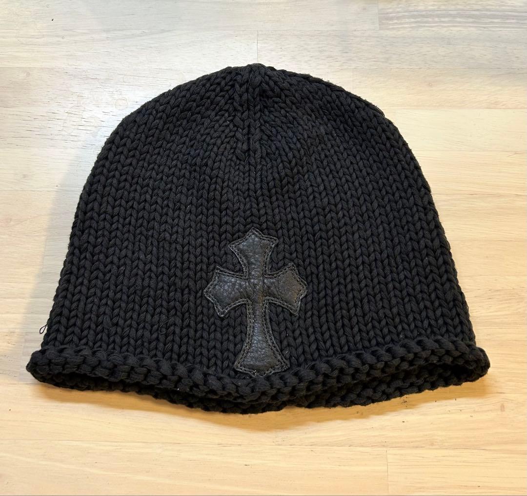 黒のニット帽 十字架レザーアップリケ付き