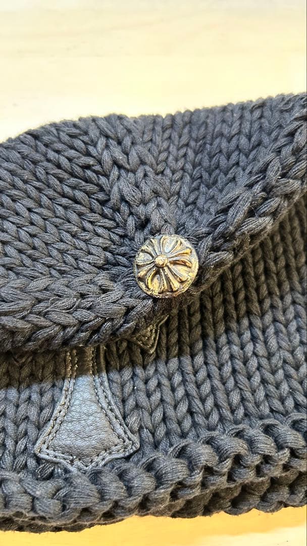 黒のニット帽 十字架レザーアップリケ付き