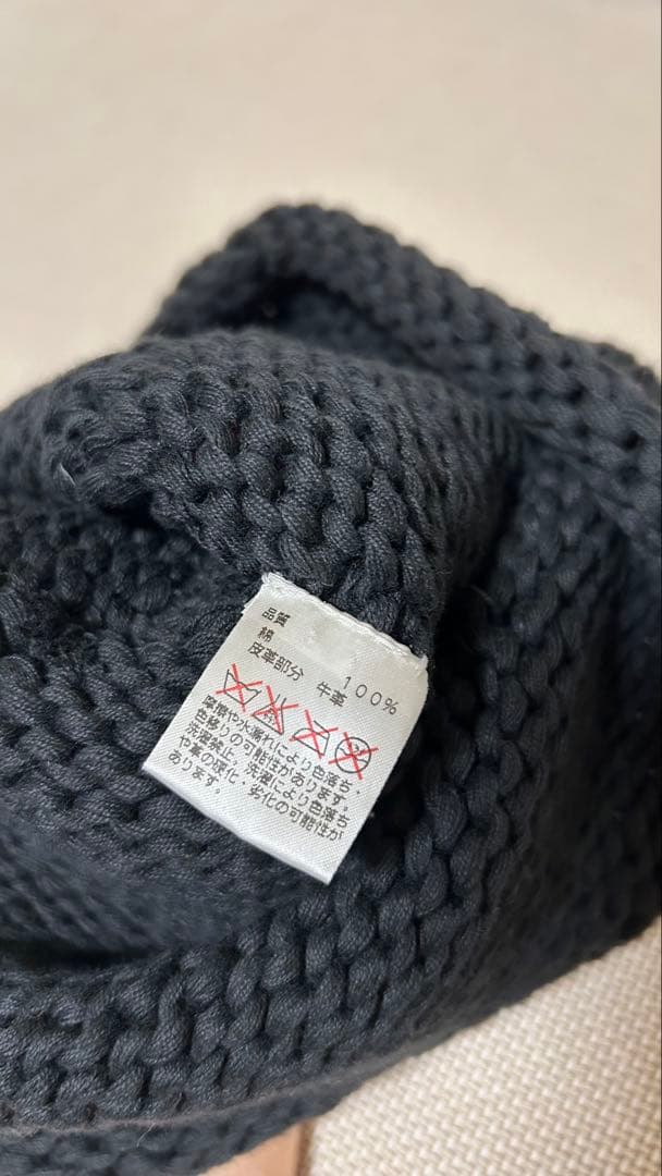 黒のニット帽 十字架レザーアップリケ付き