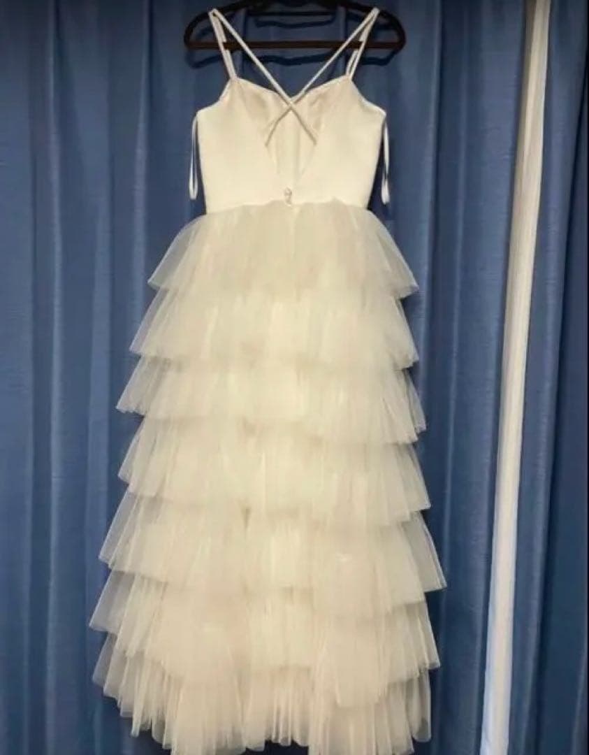 ティアードチュール　スパゲティストラップ　ウェディングドレス