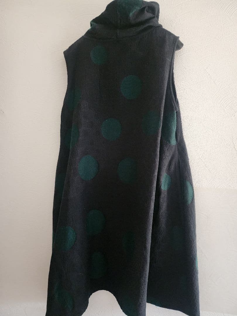 慈雨　黒地にグリーンのドット柄　フード付き　チュニック丈
