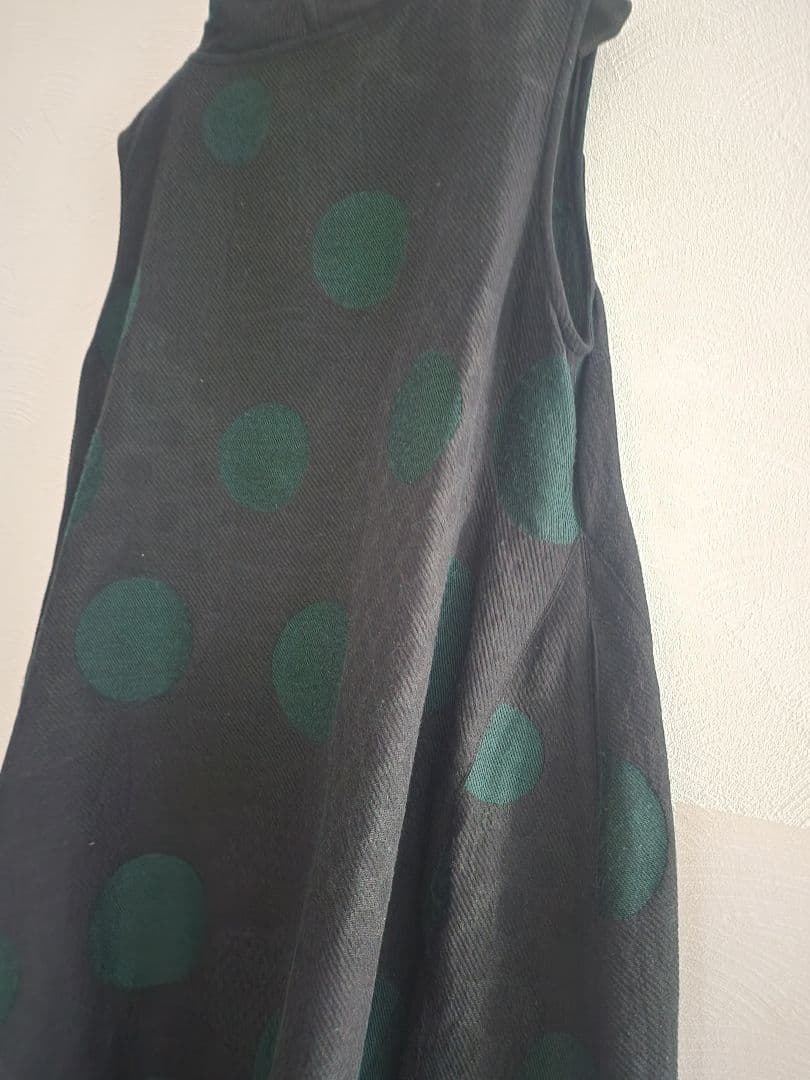 慈雨　黒地にグリーンのドット柄　フード付き　チュニック丈