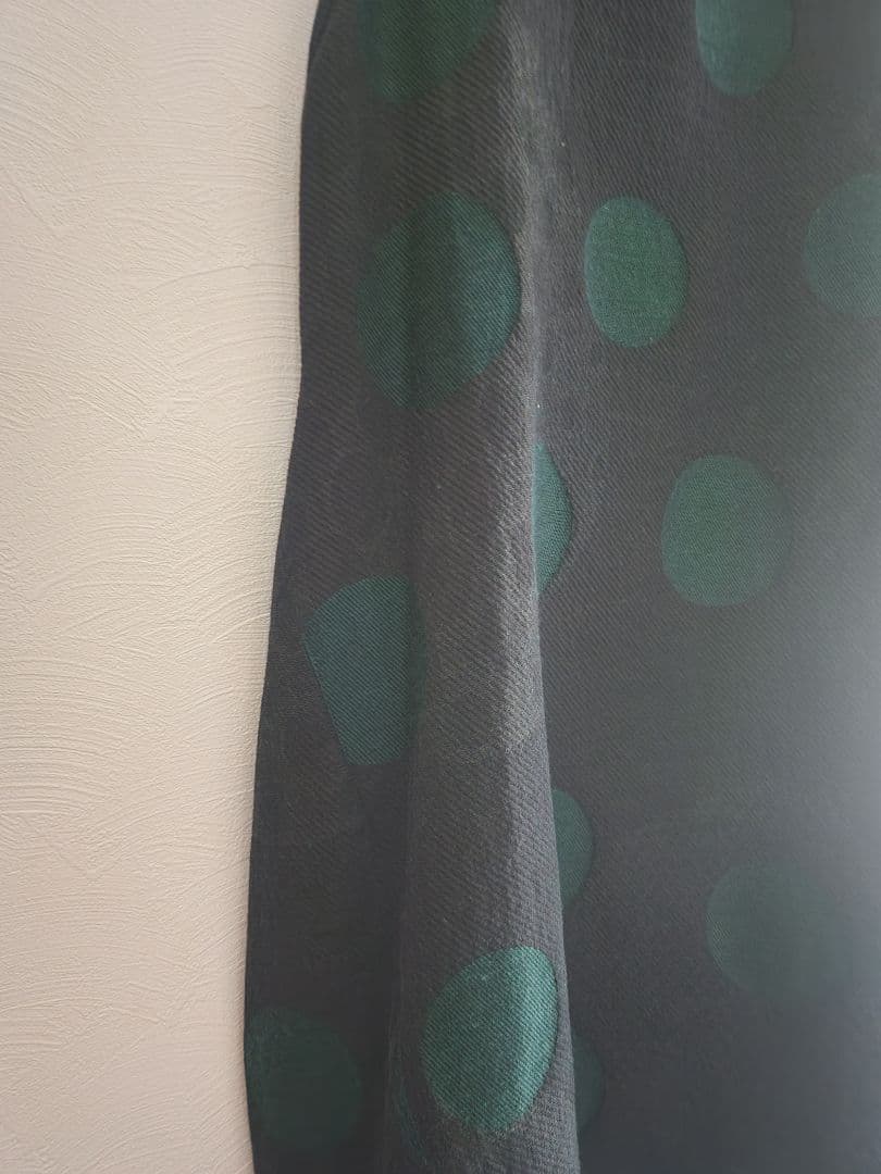 慈雨　黒地にグリーンのドット柄　フード付き　チュニック丈