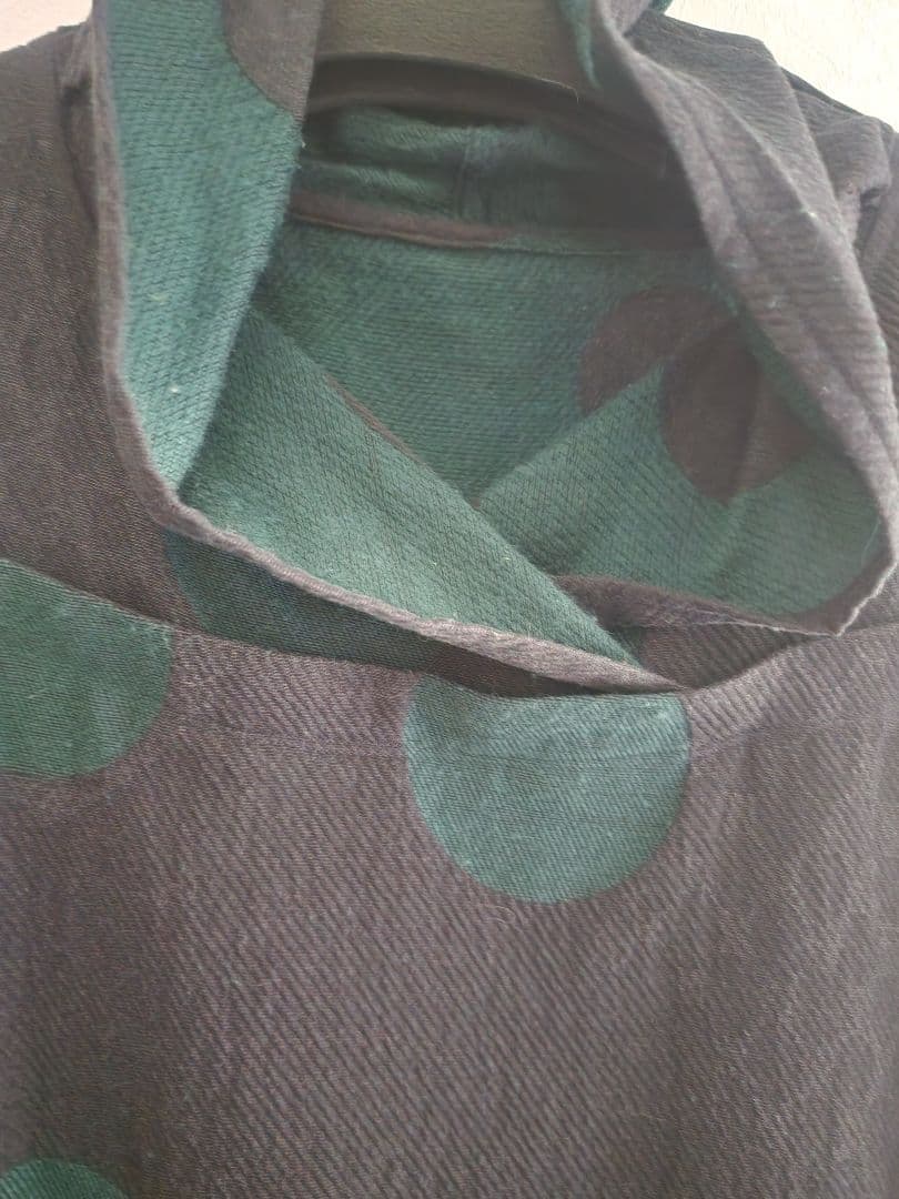 慈雨　黒地にグリーンのドット柄　フード付き　チュニック丈