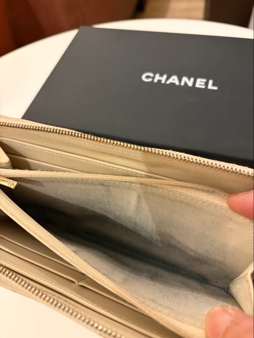 CHANEL シャネル　長財布　キャビアスキン　白