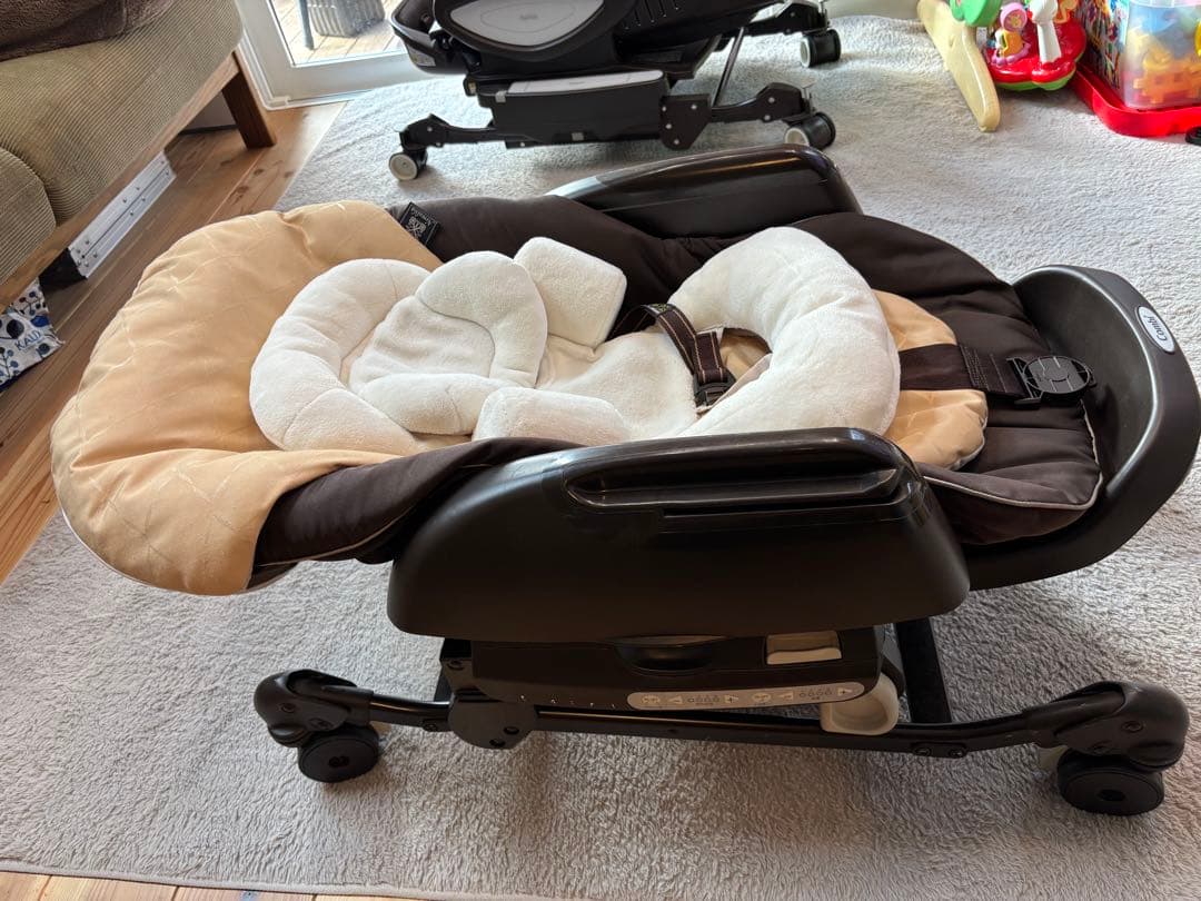 コンビ　ネムリラ AUTO SWING BEDi