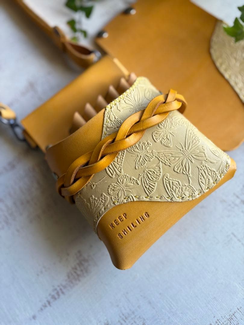 sakura 手染めイエロー、蝶型押しの蓋付きシザーケース