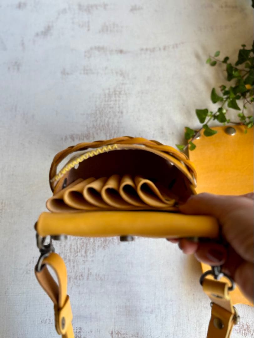 sakura 手染めイエロー、蝶型押しの蓋付きシザーケース