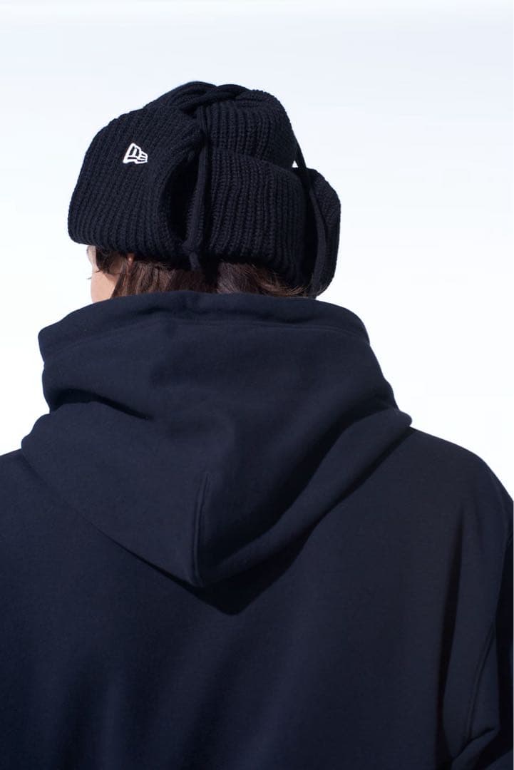 SYTEとNEW ERAのコラボによるイヤーフラップ付きニットキャップ