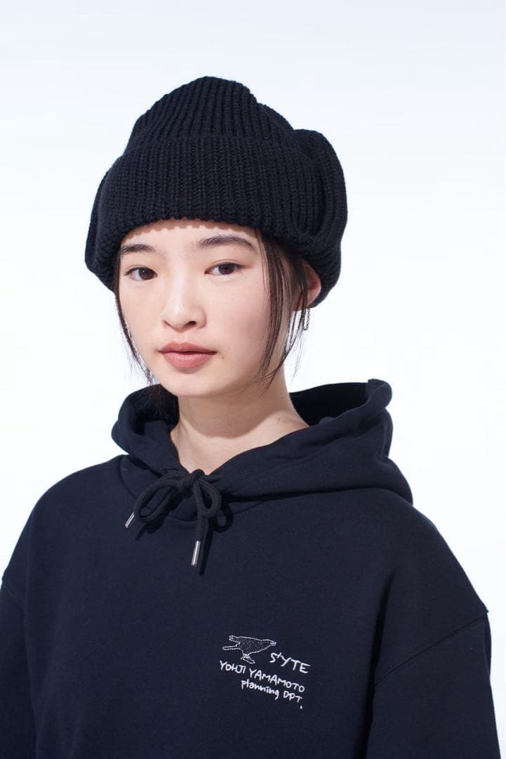 SYTEとNEW ERAのコラボによるイヤーフラップ付きニットキャップ