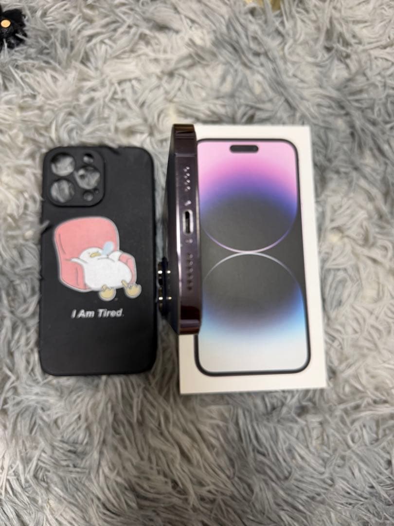 iPhone 14 Pro Max ディープ・パープルケース付き