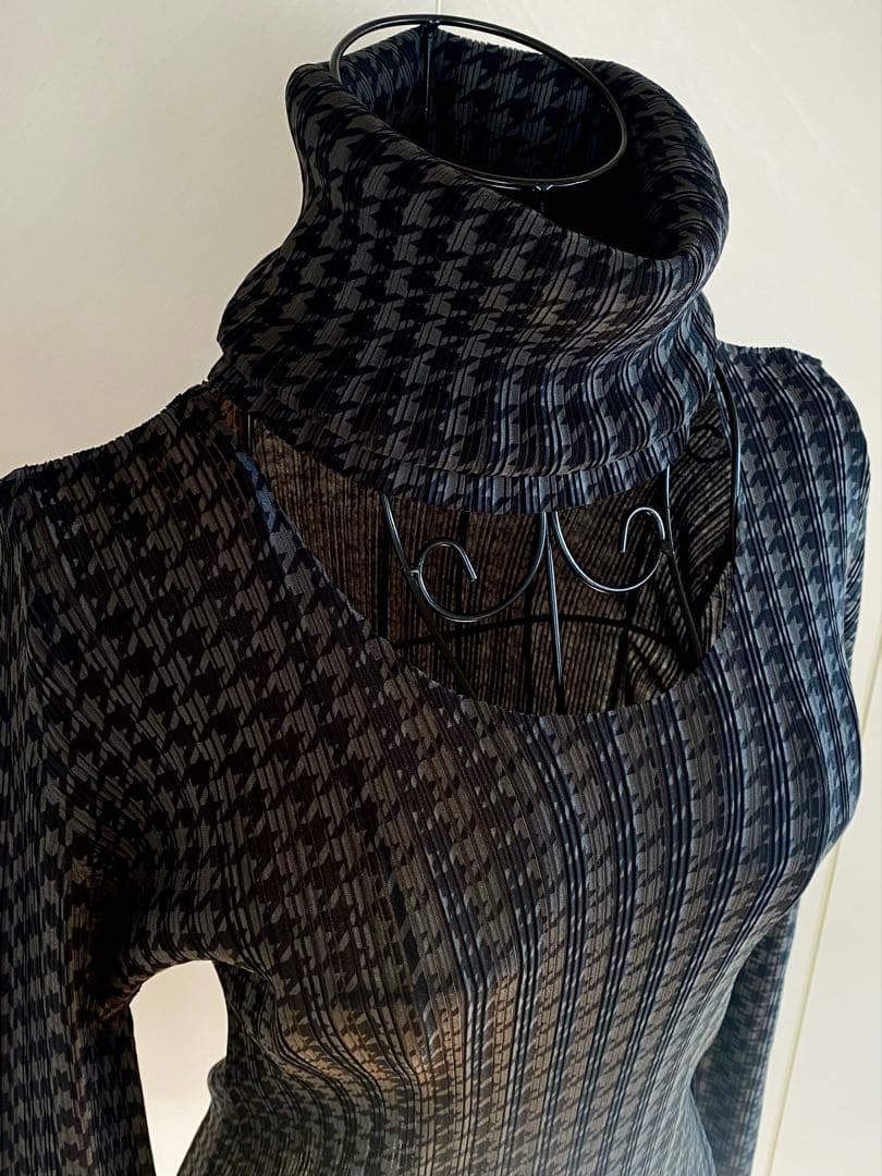 PLEATS PLEASE 黒とグレーのチェック柄　タートルネック付き