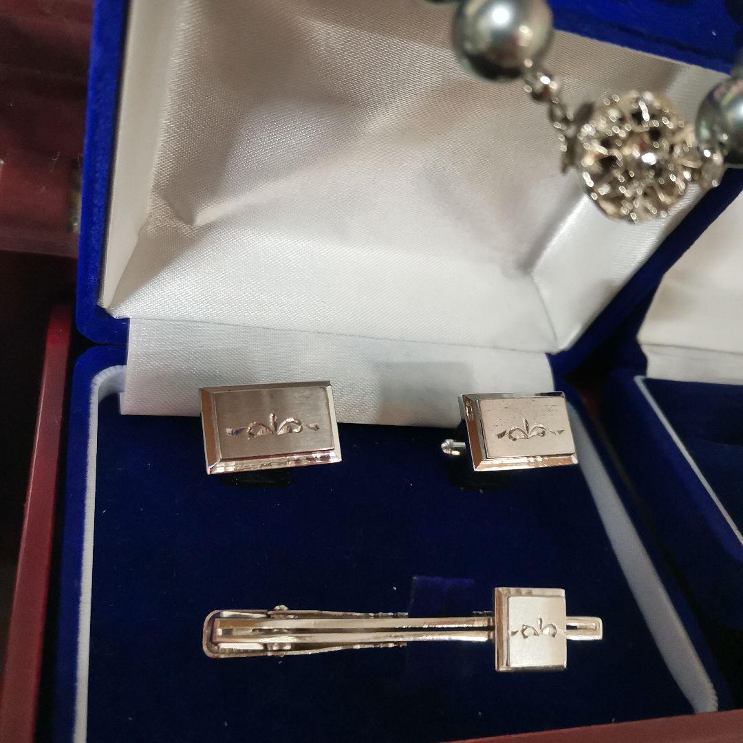 遺品整理 大量アクセサリー 刻印 指輪 金色 喜平 ネックレス ブローチ 翡翠