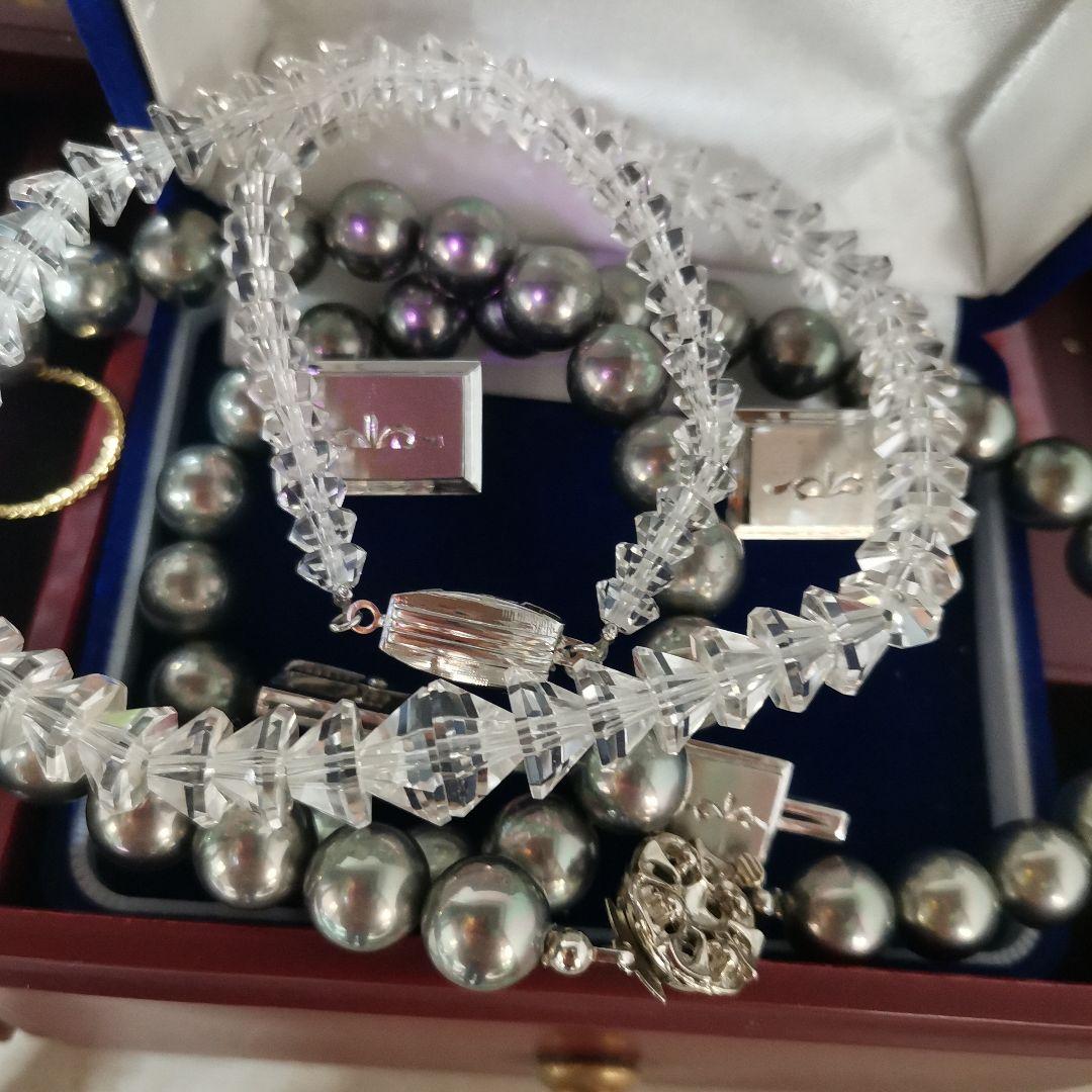 遺品整理 大量アクセサリー 刻印 指輪 金色 喜平 ネックレス ブローチ 翡翠