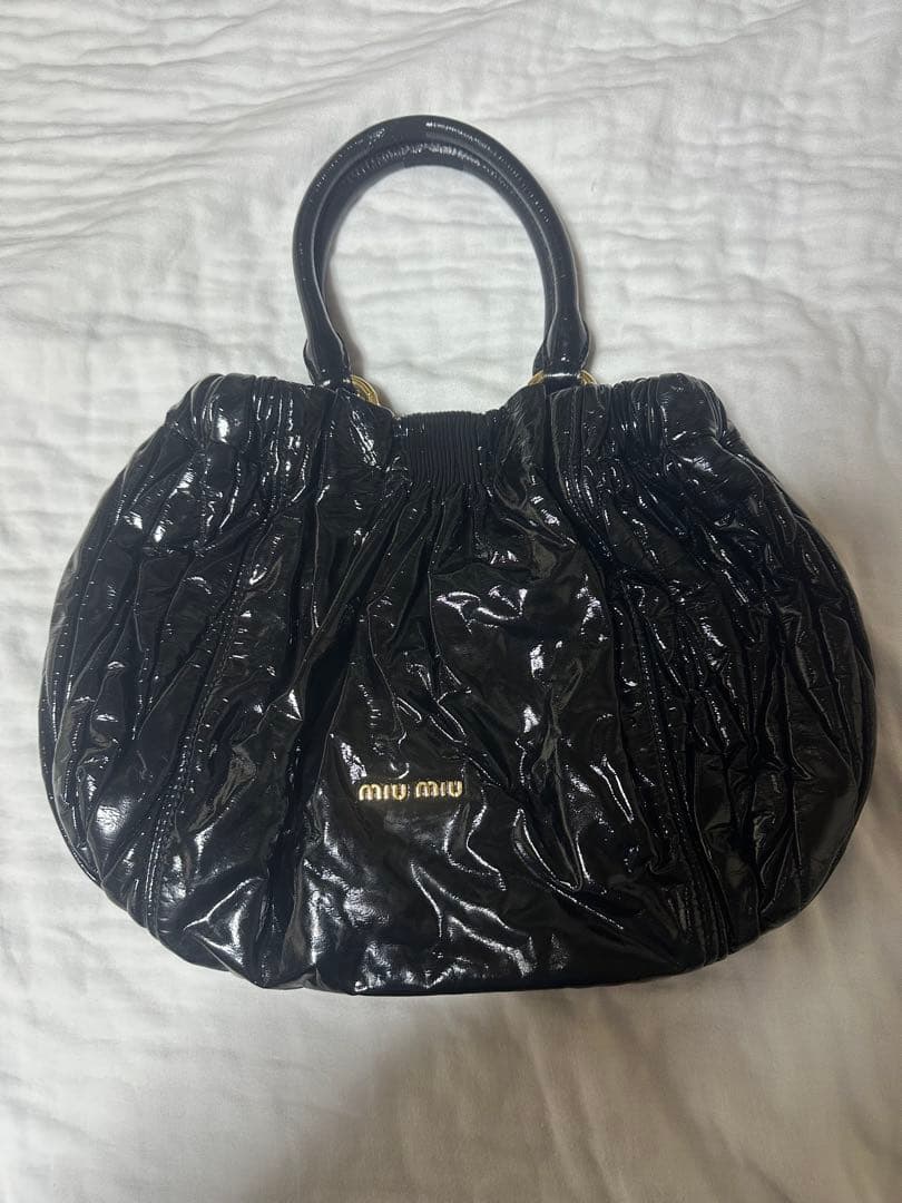 miumiu エナメルバック　黒