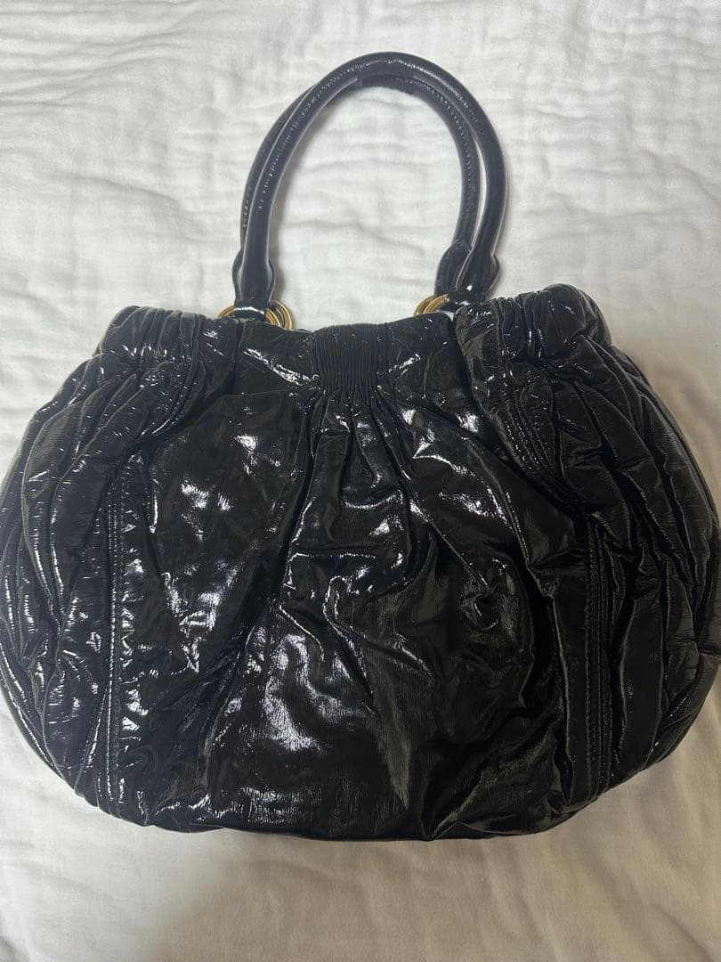 miumiu エナメルバック　黒