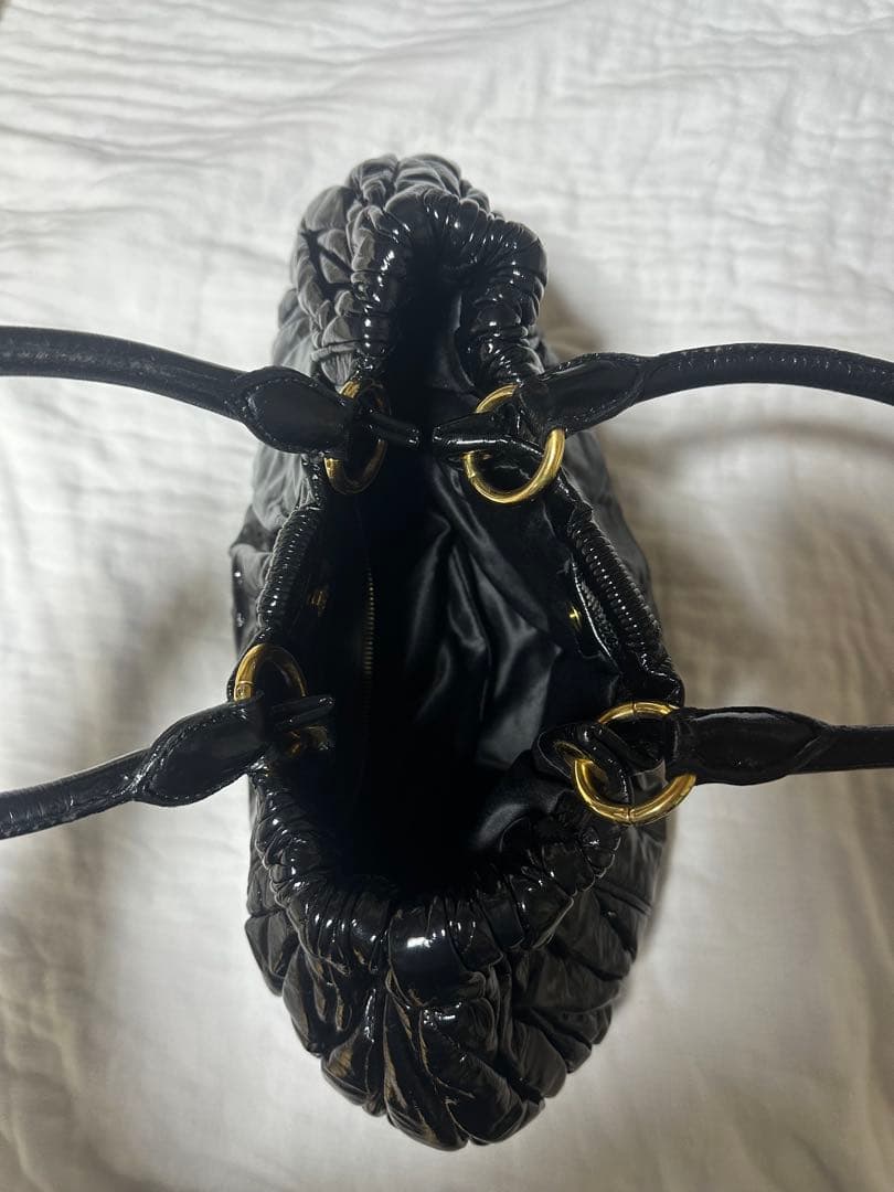 miumiu エナメルバック　黒