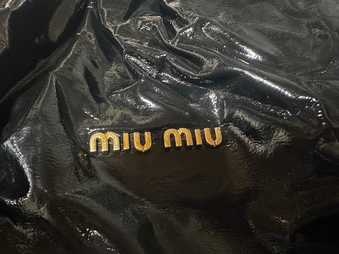 miumiu エナメルバック　黒