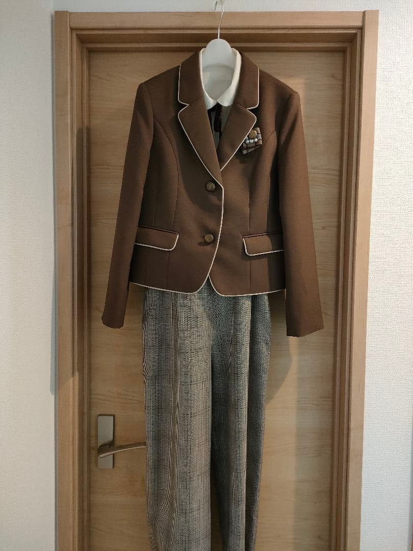 165cm　ブラウンブレザーとチェックパンツ、ブラウスのセット