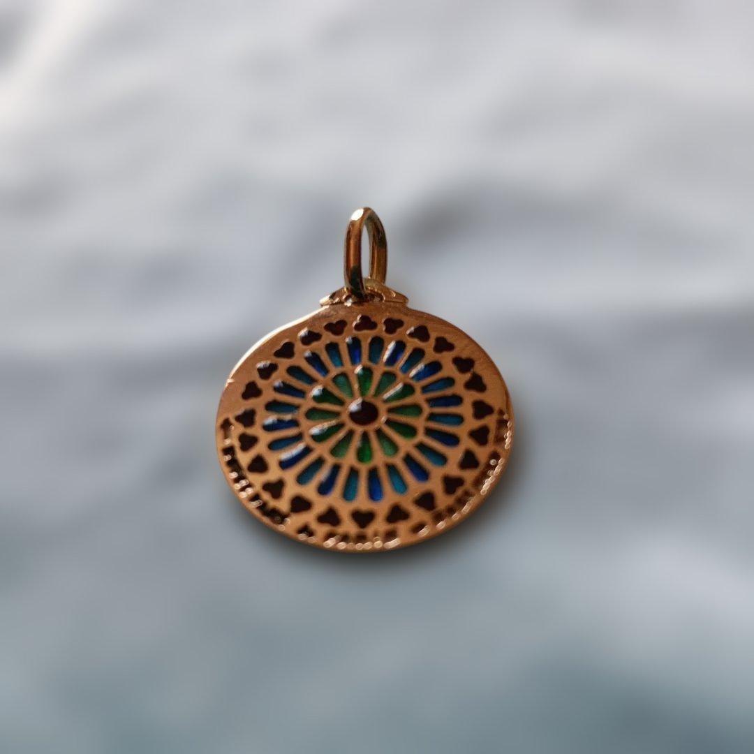 希少18金　ノートルダム大聖堂バラ窓　18kペンダントトップ