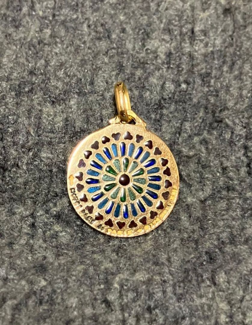 希少18金　ノートルダム大聖堂バラ窓　18kペンダントトップ