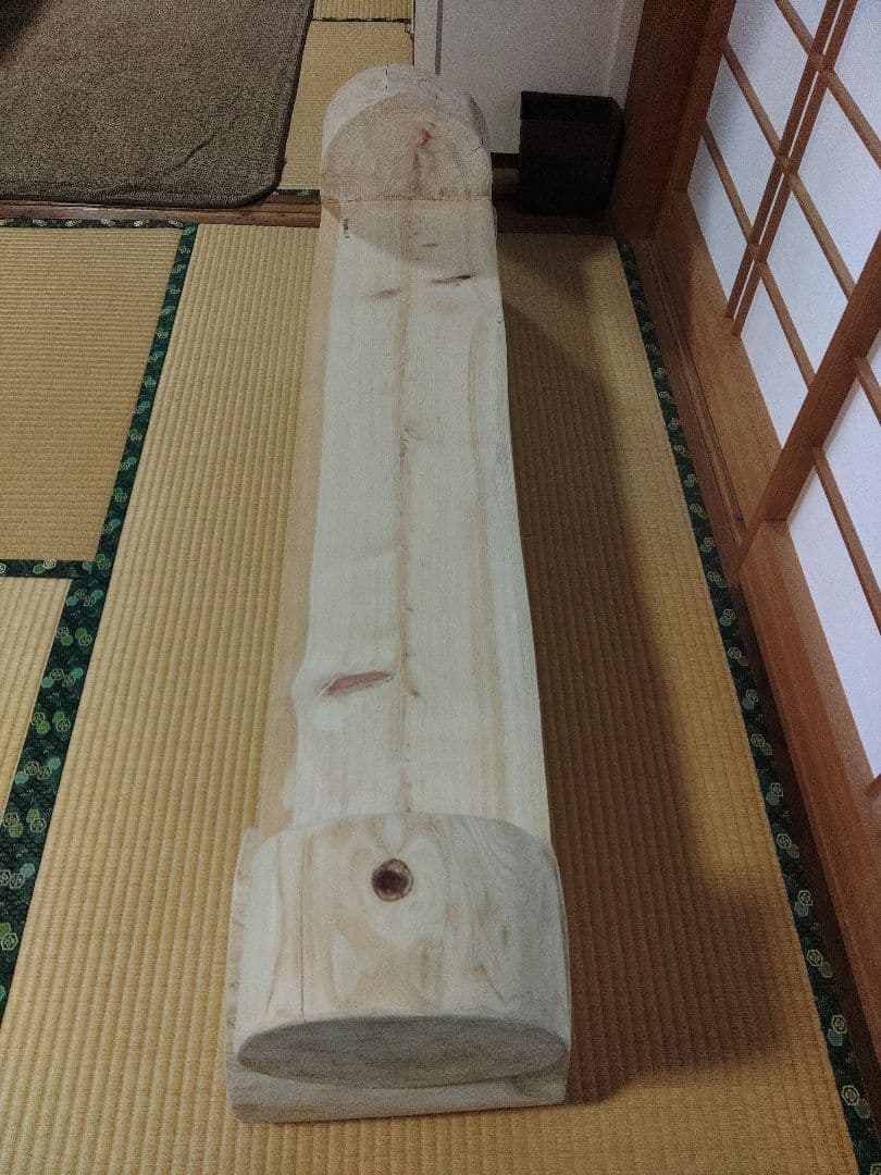 ひのき丸太のベンチ　インテリア