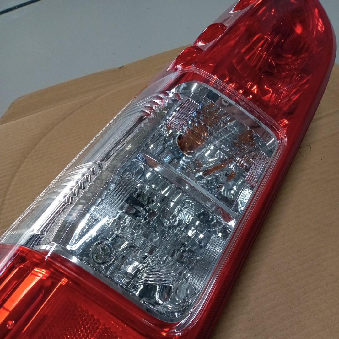 【新車外し】【送料無料】トヨタ 200系ハイエース純正後期テールランプ 左側 ②