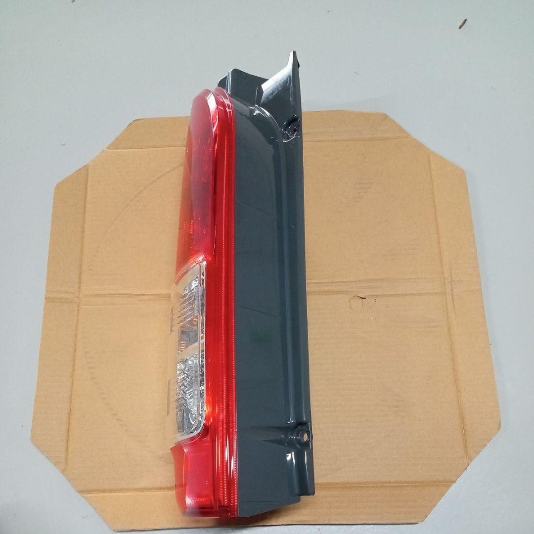 【新車外し】【送料無料】トヨタ 200系ハイエース純正後期テールランプ 左側 ②