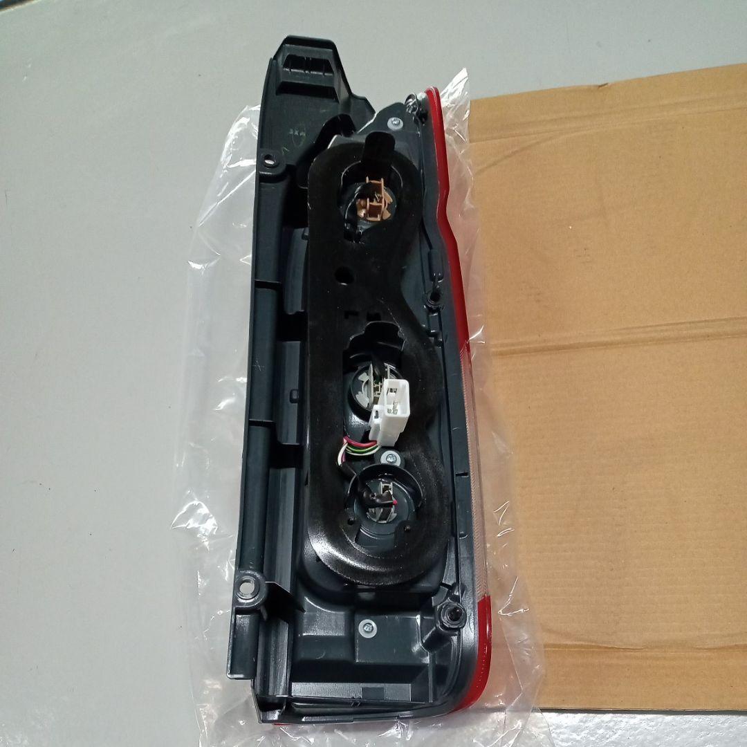 【新車外し】【送料無料】トヨタ 200系ハイエース純正後期テールランプ 左側 ②