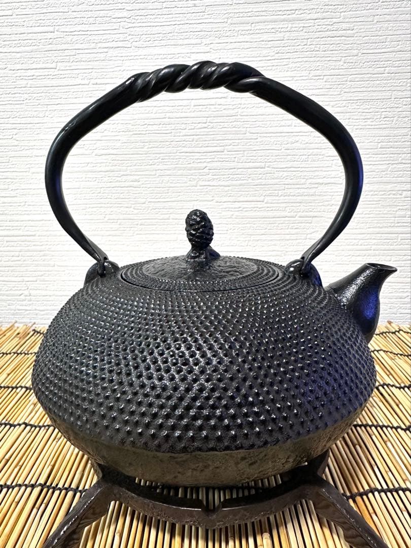 未使用品、保管品　南部名工金秀 及春鋳造捻鉉算盤形アラレ南部鉄瓶　南部鉄器　鉄瓶