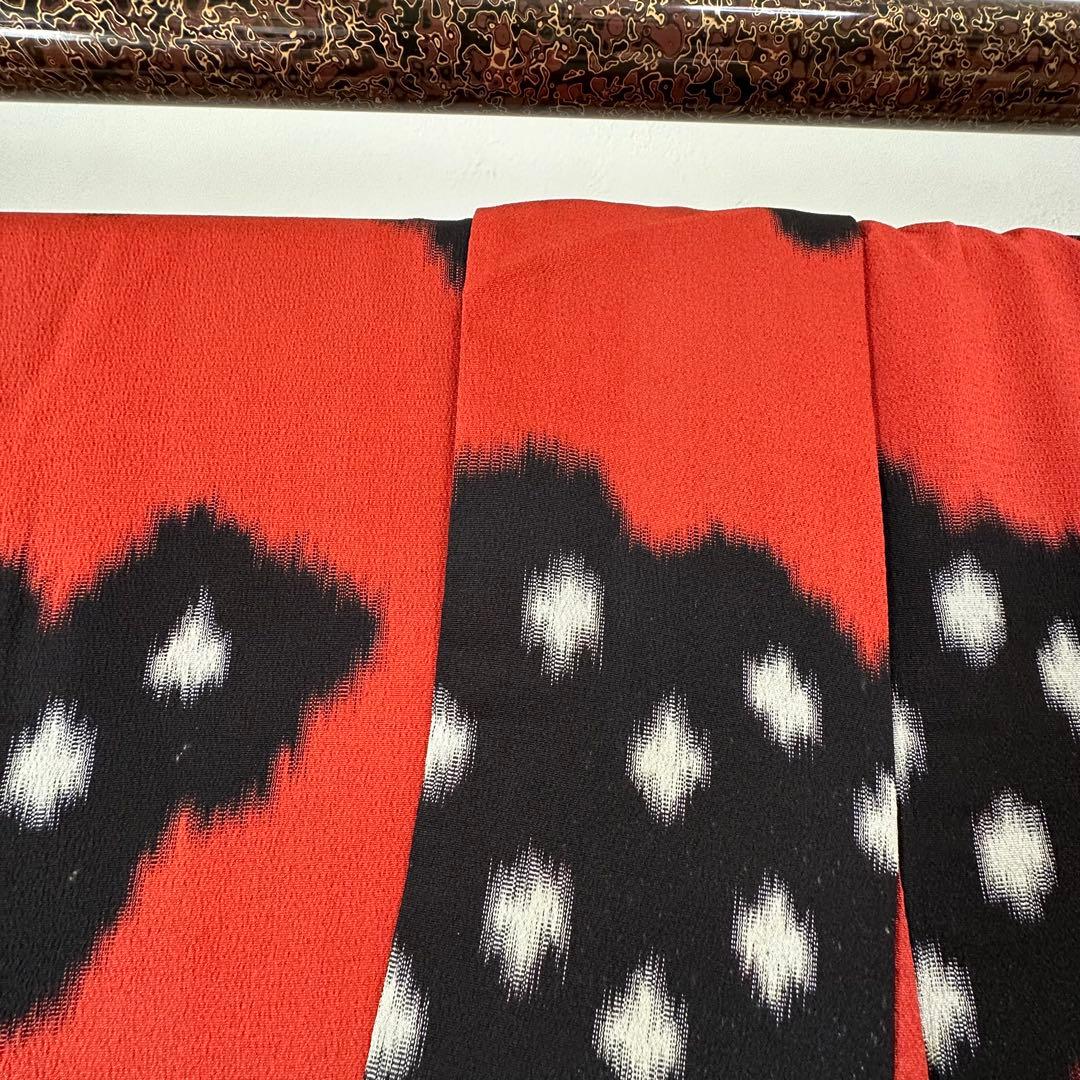 超美品　正絹　袷　着物　和装　お召　158　アンティーク　赤　黒　個性的　雲柄