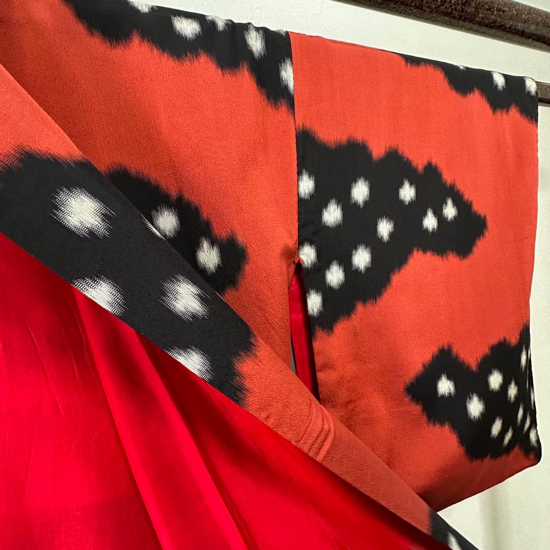 超美品　正絹　袷　着物　和装　お召　158　アンティーク　赤　黒　個性的　雲柄