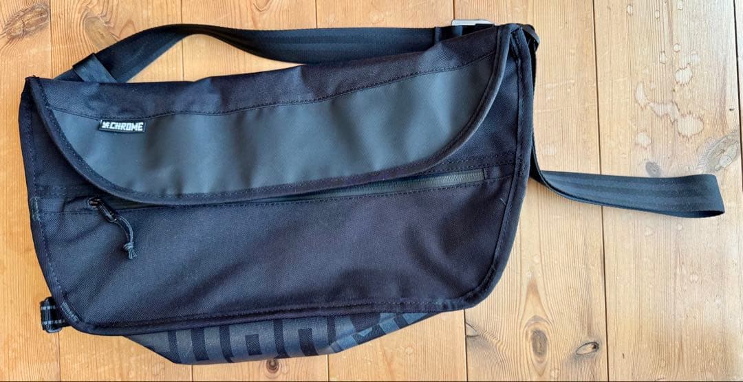 Chrome メッセンジャーバッグ シンプル メッセンジャー 12L 防水