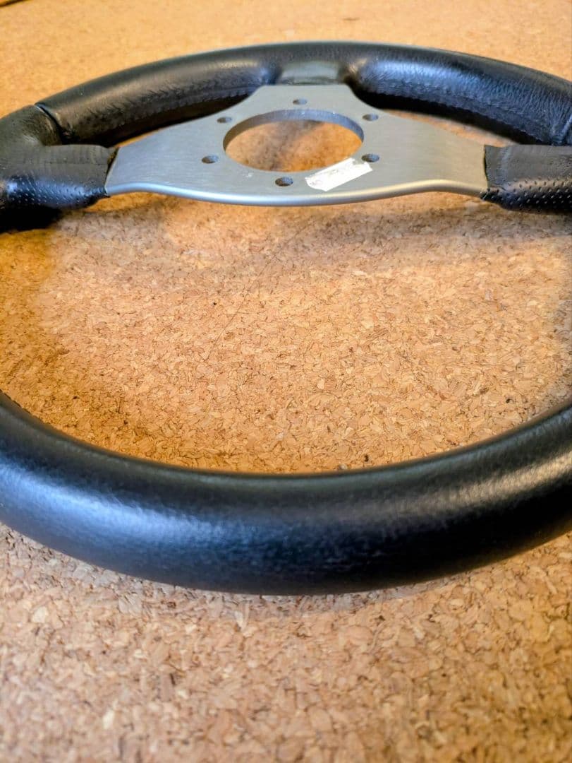 MOMO　ステアリング　RACE