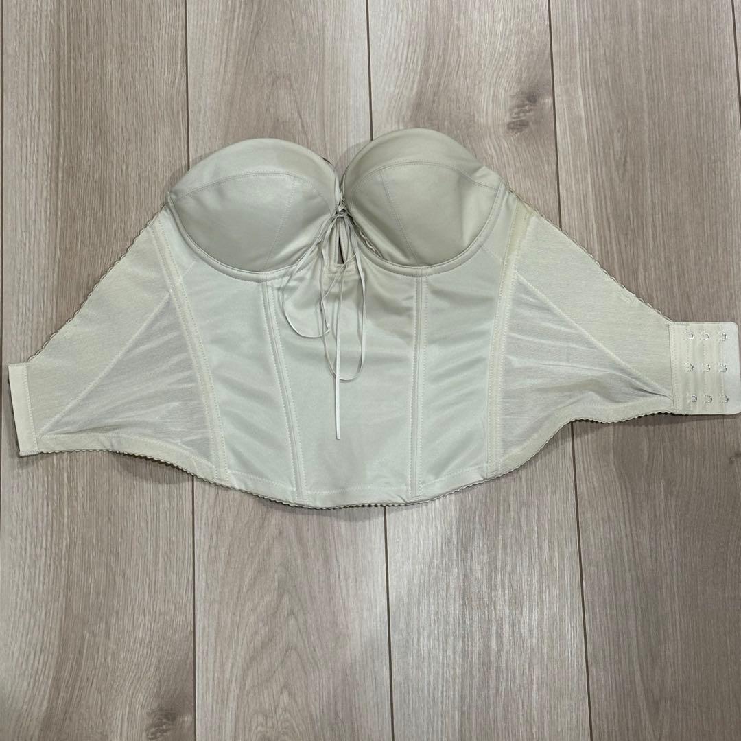 <極美品> ブライダルインナー　バックレスビスチェ　D70